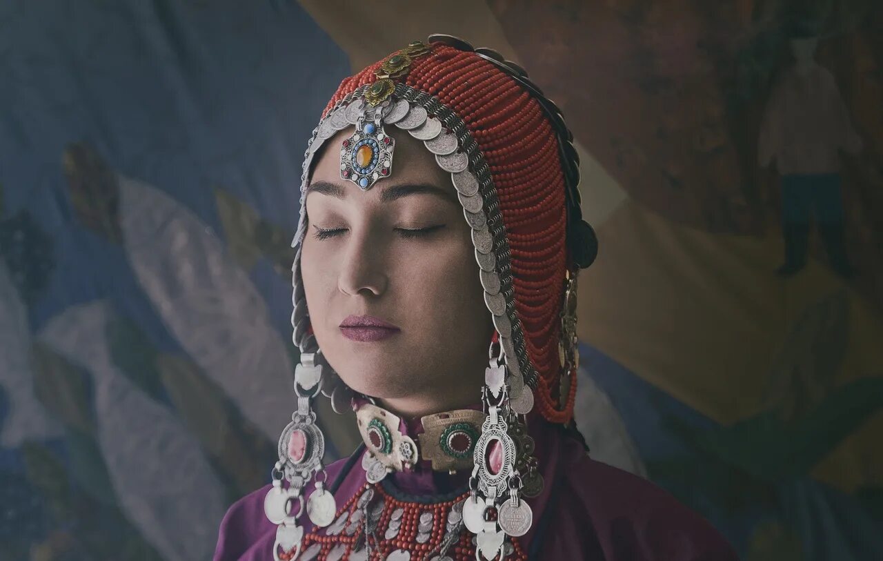 Башкирские девушки 7. Женщины башкирки. башкирский головной убор женский. башкиры девушки. портрет башкирки.
