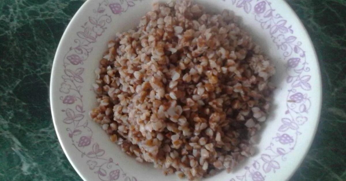 гречневая каша как в детском саду. каша гречневая вязкая. гречневая каша с молоком на завтрак. каша из гречневой сечки. кашка гречневая с молочком.