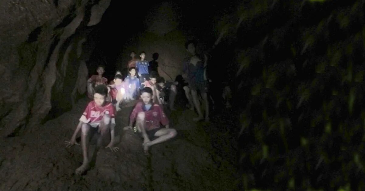 Футбольная команда застряла в пещере в тайланде. Спасательная операция в тайской пещере. Драка в тайских сериалах. Спасательная операция в пещере тхамлуангнангнон. Футбольная команда пещера.