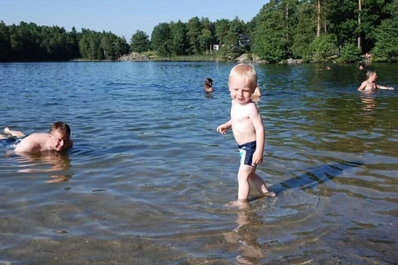 Маленький мальчик купаться. Купание в водоемах. Дети купаются в озере. Река для детей. Пруд для детей.