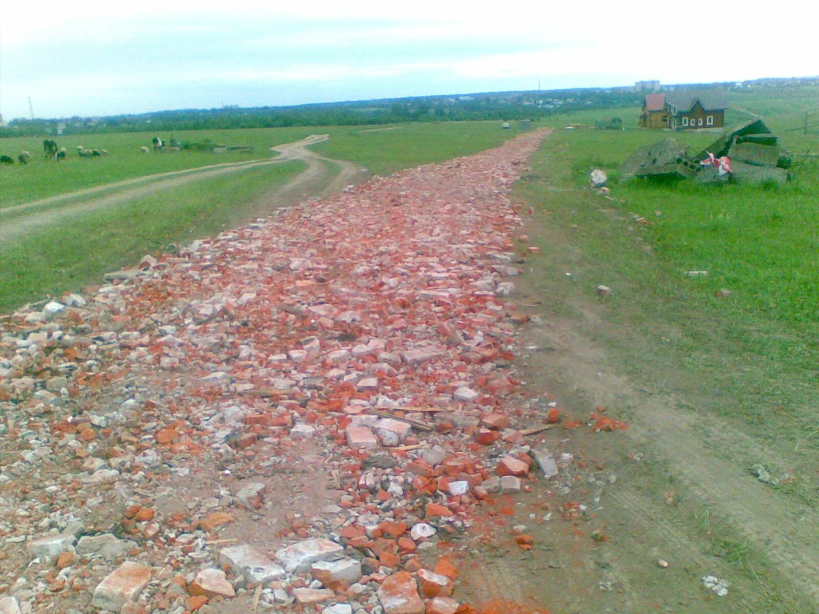 Отсыпка кирпичом. Бой кирпича на дорогу. дорога из боя кирпича. битый кирпич на дорогу. отсыпка дороги боем кирпича.