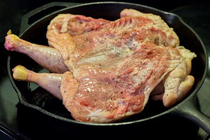 Домашняя курица в духовке. Куриная тушка на сковороде. Как правильно класть курицу на противень. Как замариновать курицу табака для запекания. Чтобы домашняя курица была мягкой