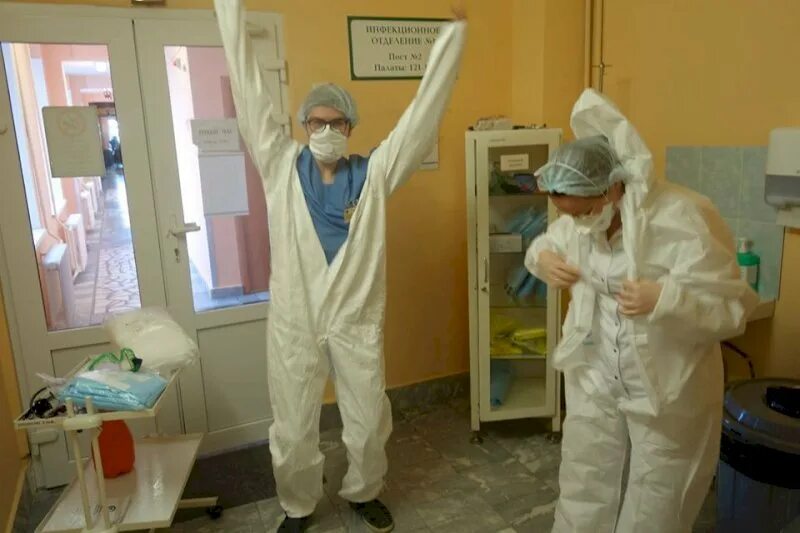 Медсестра коммунарки. Коммунарка больница ковид. Костюм врача инфекциониста. Медсестра в Коммунарке.