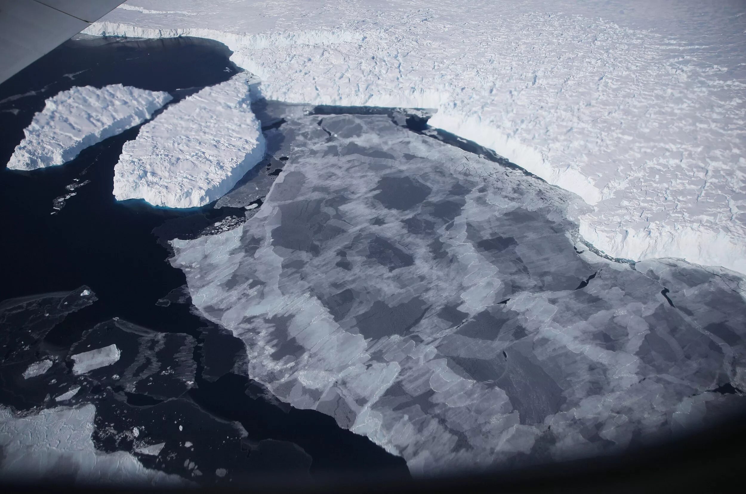 Ледовитый океан дно. Дно Северного Ледовитого океана. Айсберг откололся от Антарктиды 2021. Дно Северного Ледовитого океана фото. Северный Ледовитый океан фото из космоса.