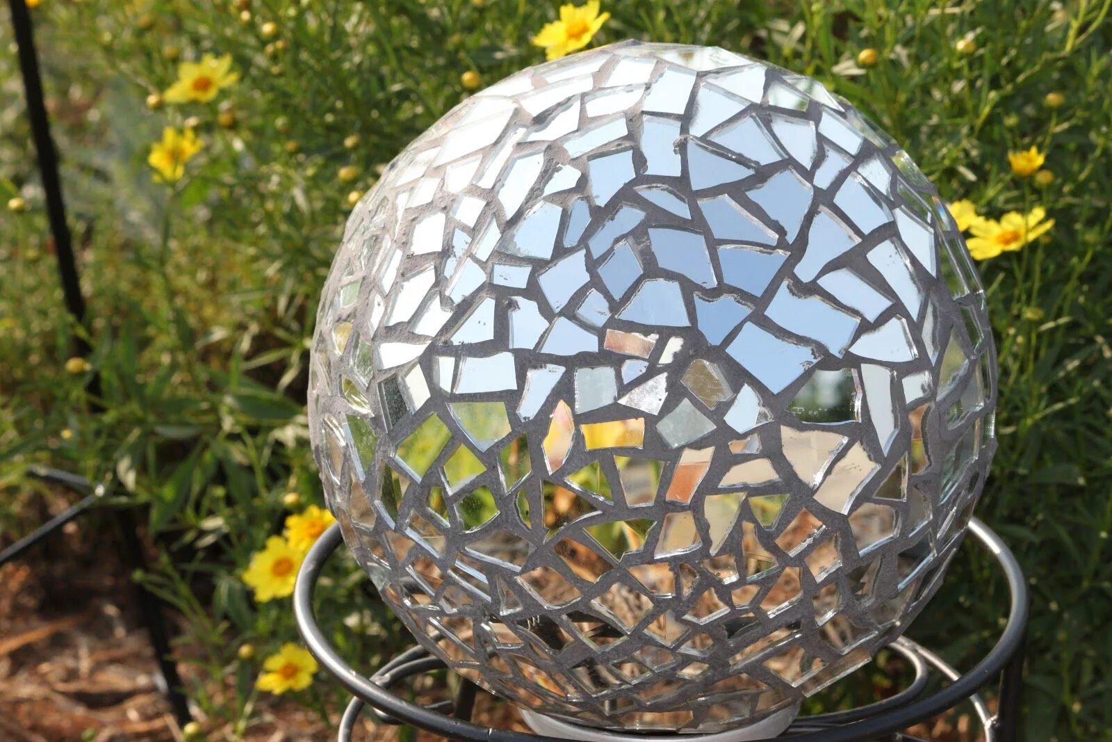 Шары для сада своими руками. Мозаичные шары для сада. Шары из мозаики для сада. Зеркальные шары для сада. Бетонный шар для сада.