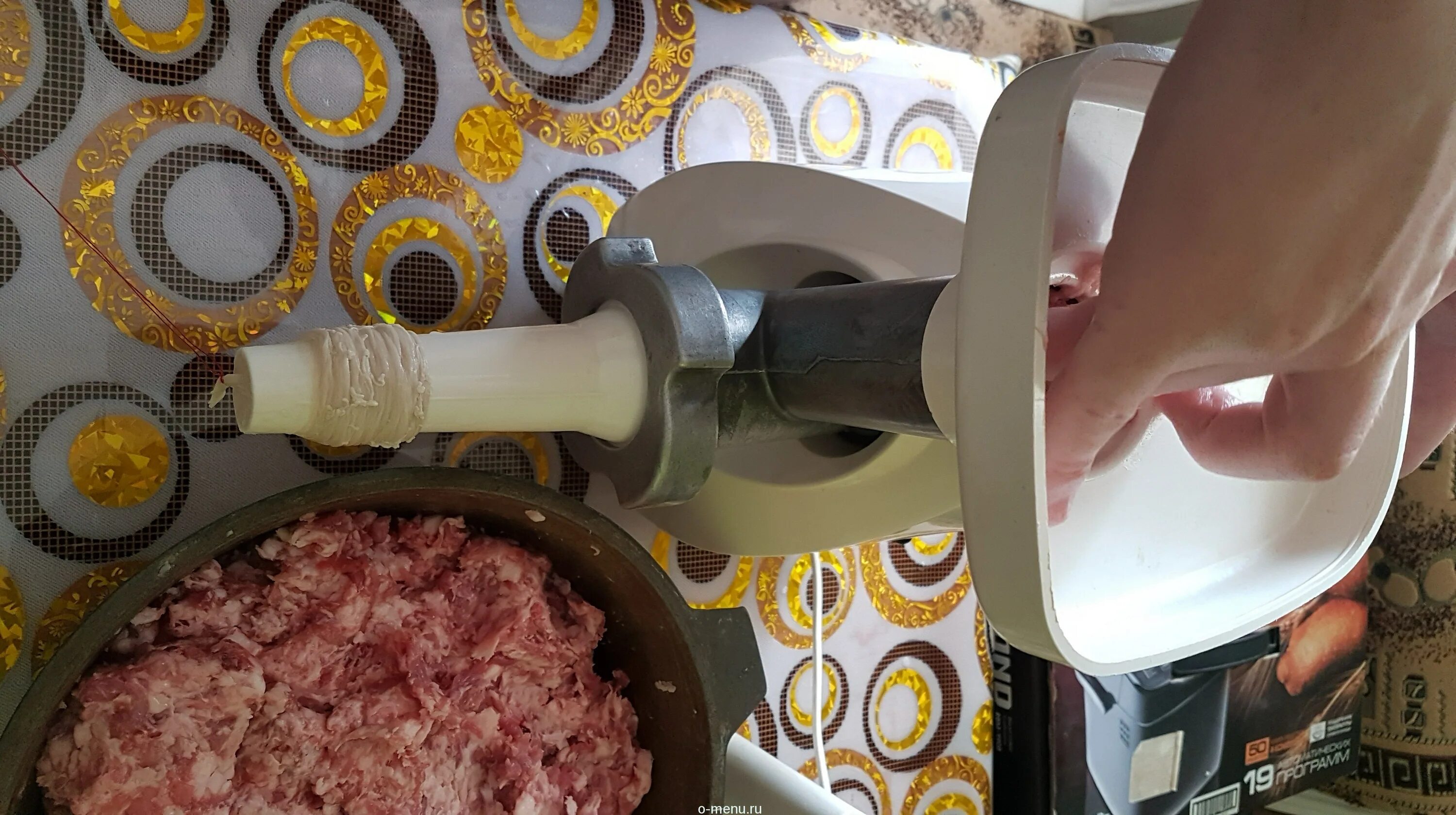 Делаем домашнюю колбасу в кишках через мясорубку. Кишка для колбасы на мясорубку. домашние сосиски на мясорубке.