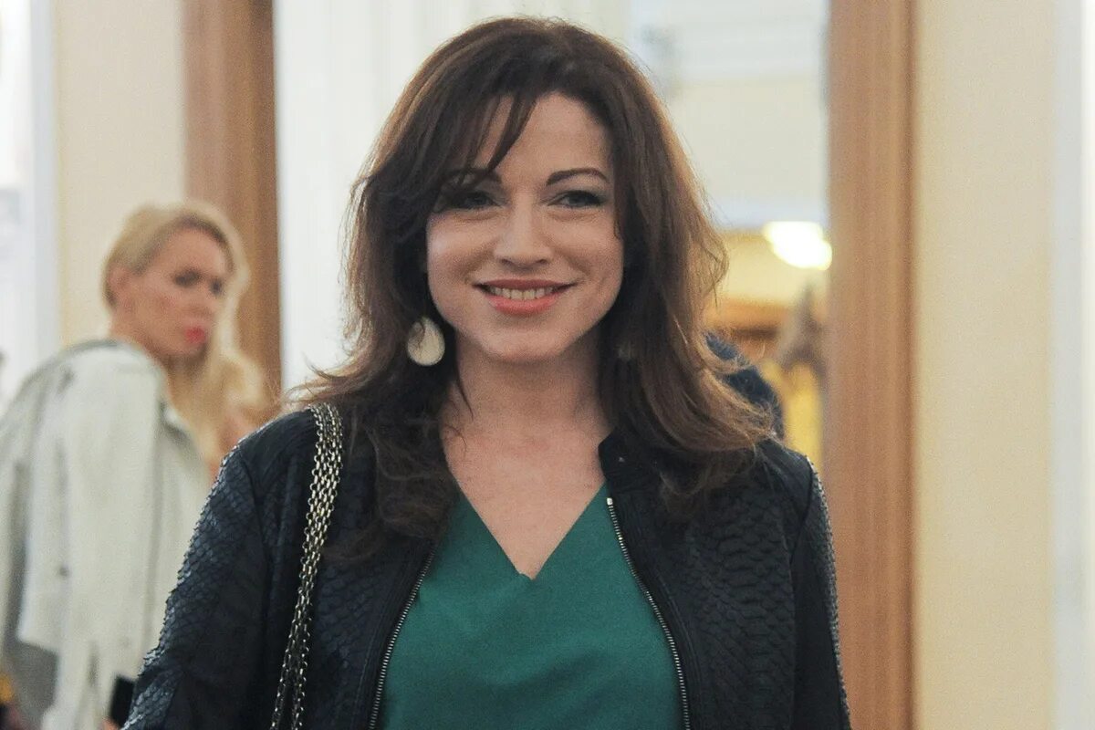 Елена хмельницкая актриса биография и личная жизнь "Момент встречи с хирургом хочу отодвинуть от себя максимально". Актриса Алёна Х