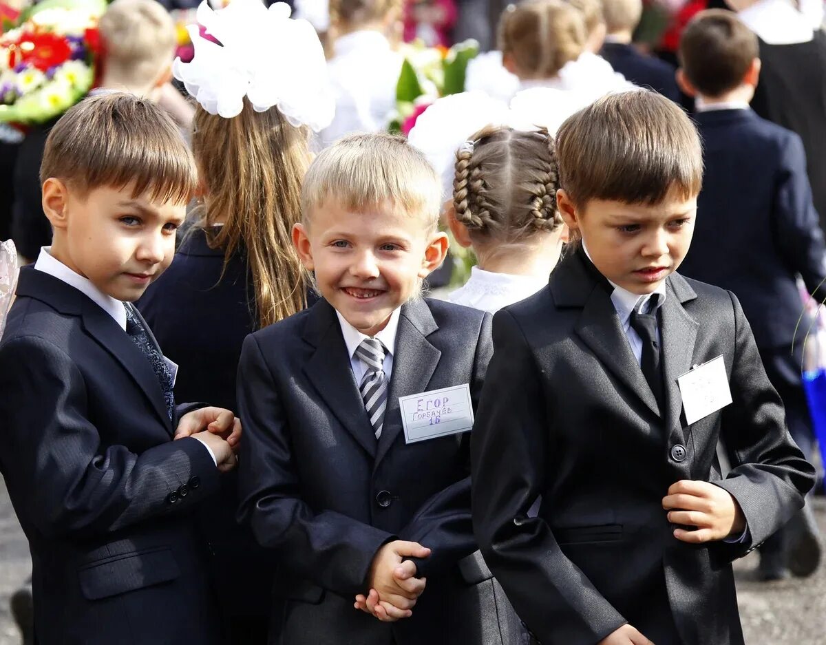 Дети школьники. Близнецы школьники. Два мальчика рядом. Цветов на день рождения мальчику школьнику. Школьники фотосессия.