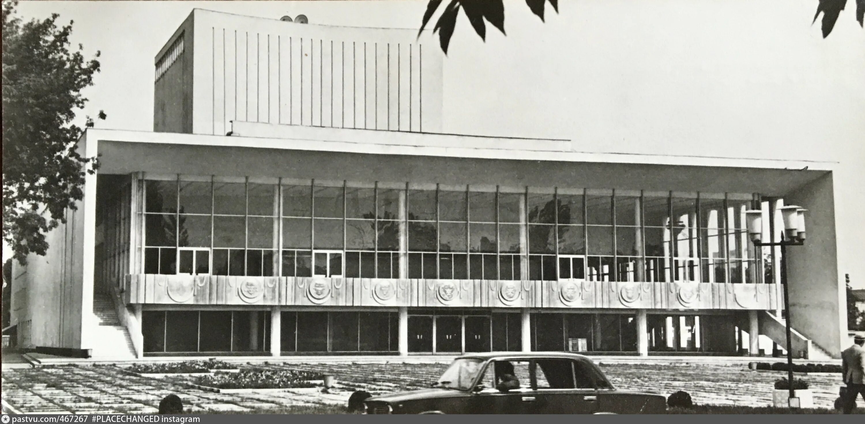 Драмтеатр Грозный до войны. Грозный 1970. Старый концертный зал Грозный. Драмтеатр Грозный старый. Гни старые