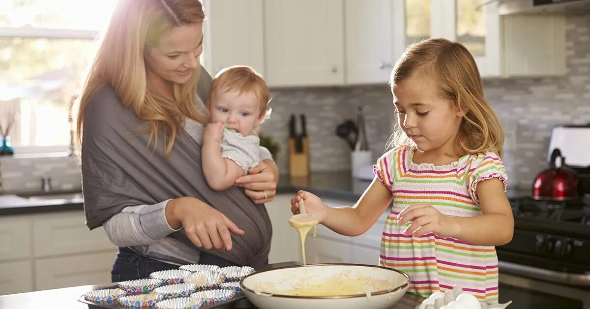 Готовим для детей. Мама с ребенком на кухне. Семья на кухне. Мама готовит торт.