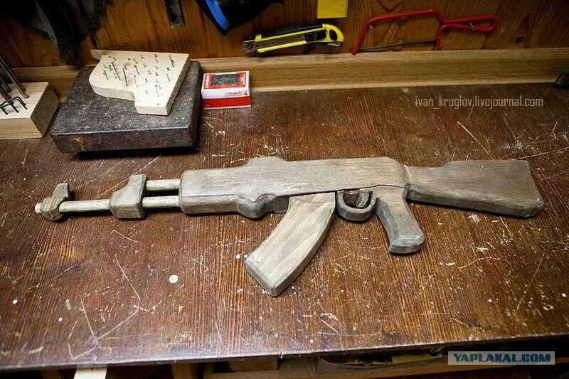 Как самому сделать автомат. Автомат калашникова ак-74 из дерева. Калашников ак-47 резинкострел. Макеты оружия своими. Автомат из дерева своими руками.