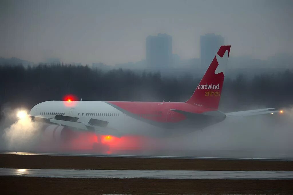 Северный ветер б. Авиакомпания Nordwind Airlines. Самолеты авиакомпании Nordwind. Самолёт Nordwind Airlines. Норд Винд авиакомпания самолеты.