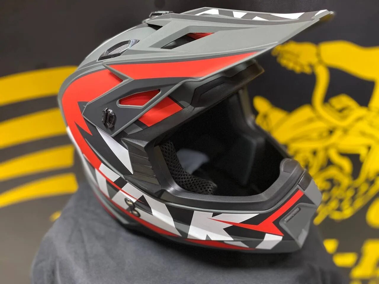 Кроссовый шлем атаки jk 801. Ataki carrera 300 отзывы. Шлем ataki ff902 carbon (модуляр) черный/серый глянцевый l, арт. Шлем модуляр ataki jk902 solid. Шлем модуляр атаки ик 902 арт 02 0 229-598-3352.