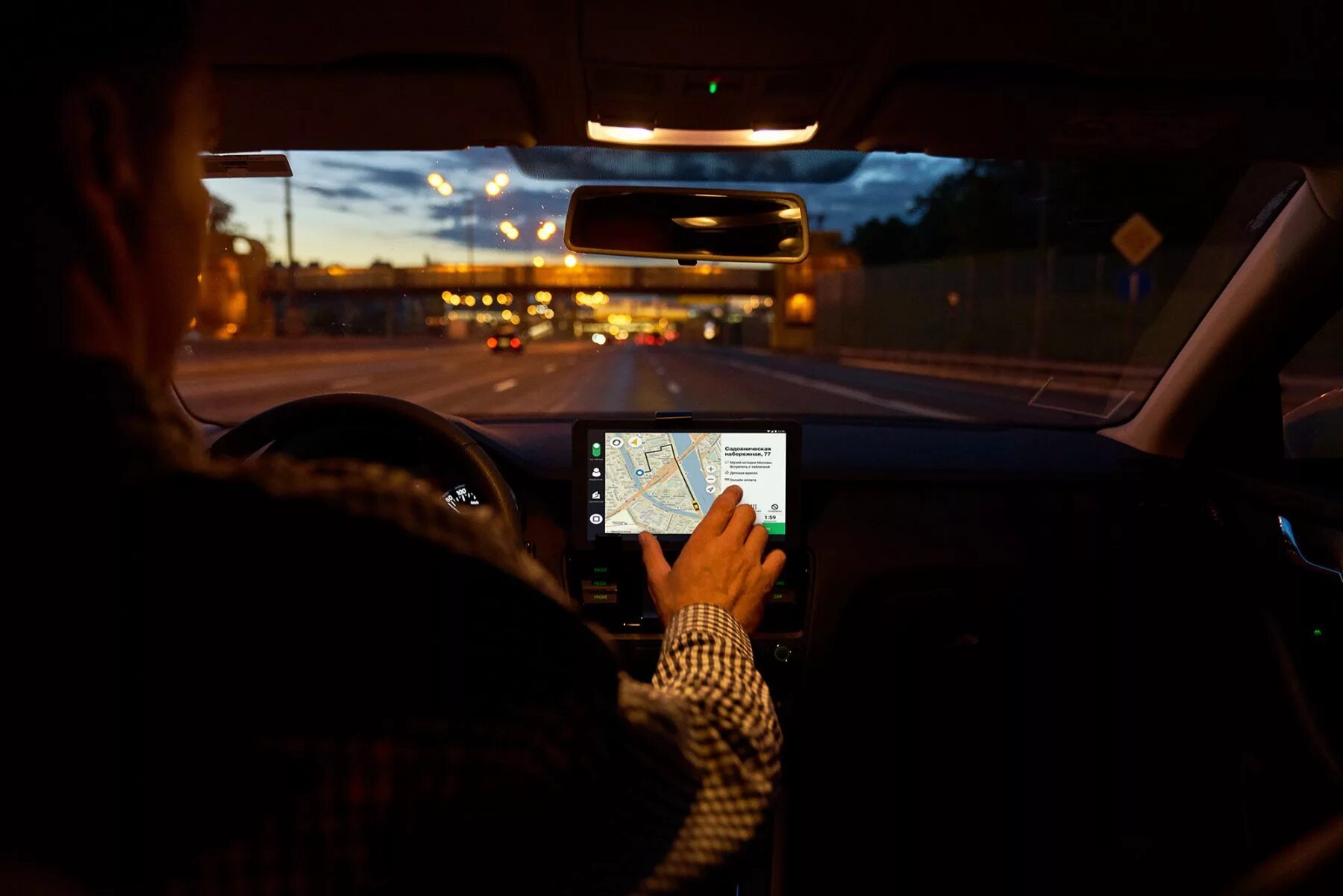 Девушка за рулем ночью. Девочки ночью на заднем сидении. Такси ночью. Блондинка в машине. Девушка в такси селфи.