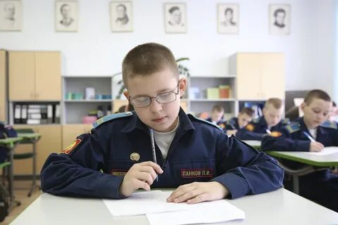Учащийся пятого класса на уроке