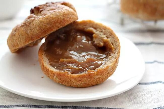 Булочка со сгущенкой. Булка со сгущенкой. Булочки со сгущёнкой варёной. Булочки со сгущёнкой варёной. Булка со сгущенкой.