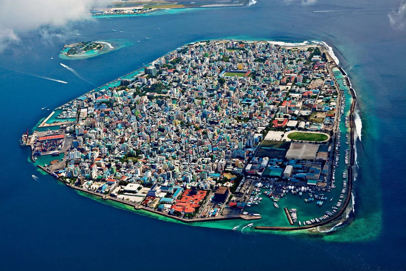 Страна в которой есть остров. Остров Мале Мальдивы. Столица Мальдивской Республики. Столица Мальдив - город Мале.. Мале столица Мальдив фото.