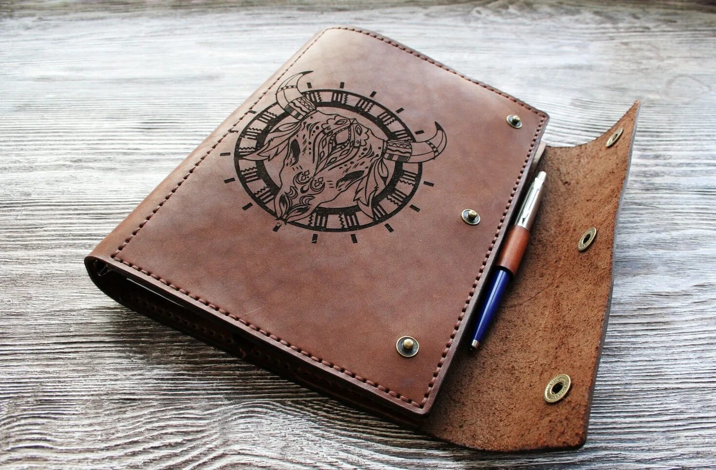 Обложка на паспорт из кожи. Тиснение на кожаной обложке. Кожаные обложки ручной работы. Кожаные обложки ручной работы. Блокнот кожа.