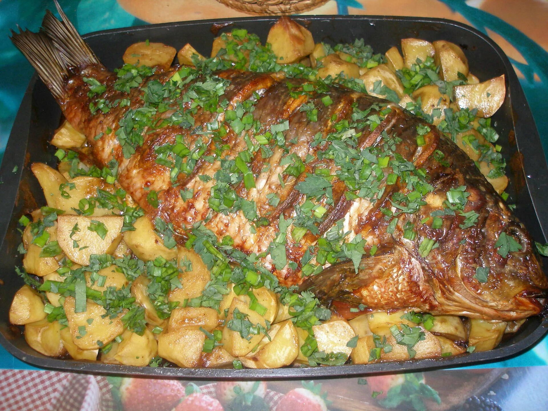 Рецепт карп с овощами. Карп запечённый в духовке с картошкой. сазан в духовке с картошкой. карп в фольге в духовке. карп в духовке целиком с овощами.