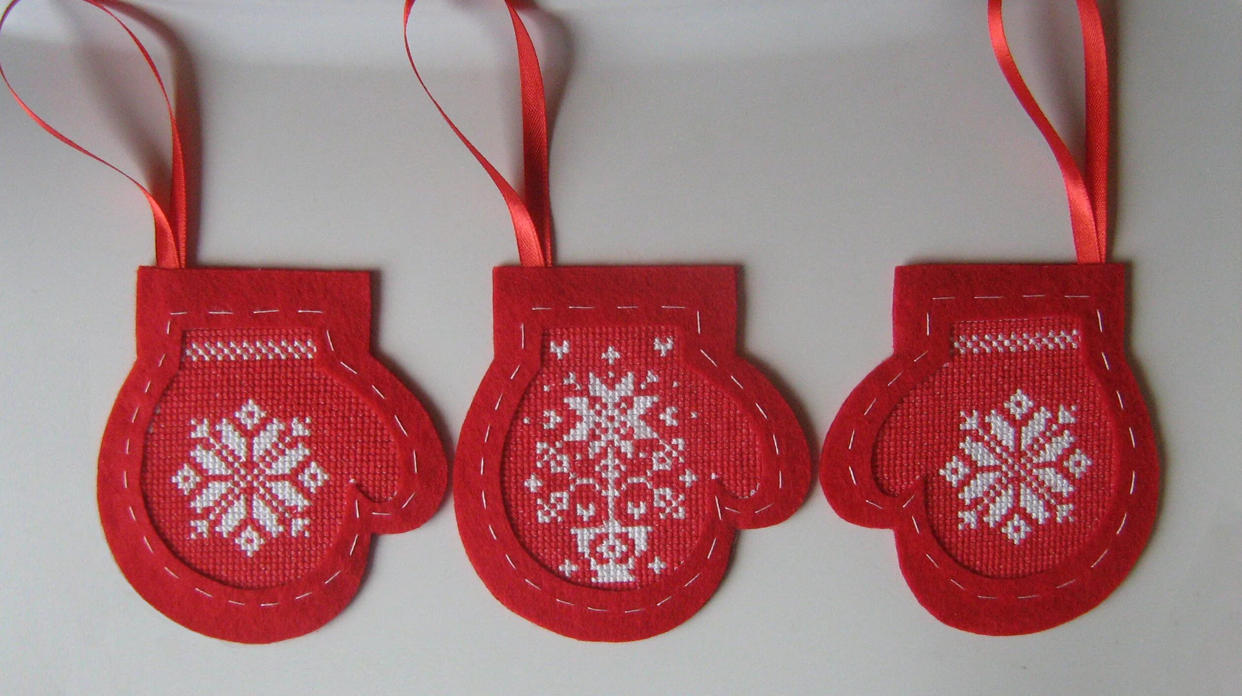 снежинки вышивка на фетре. чувашская новогодняя игрушка. варежка из фетра с вышивкой. поделка с мордовским орнаментом. новогодняя игрушка с чувашским орнаментом.