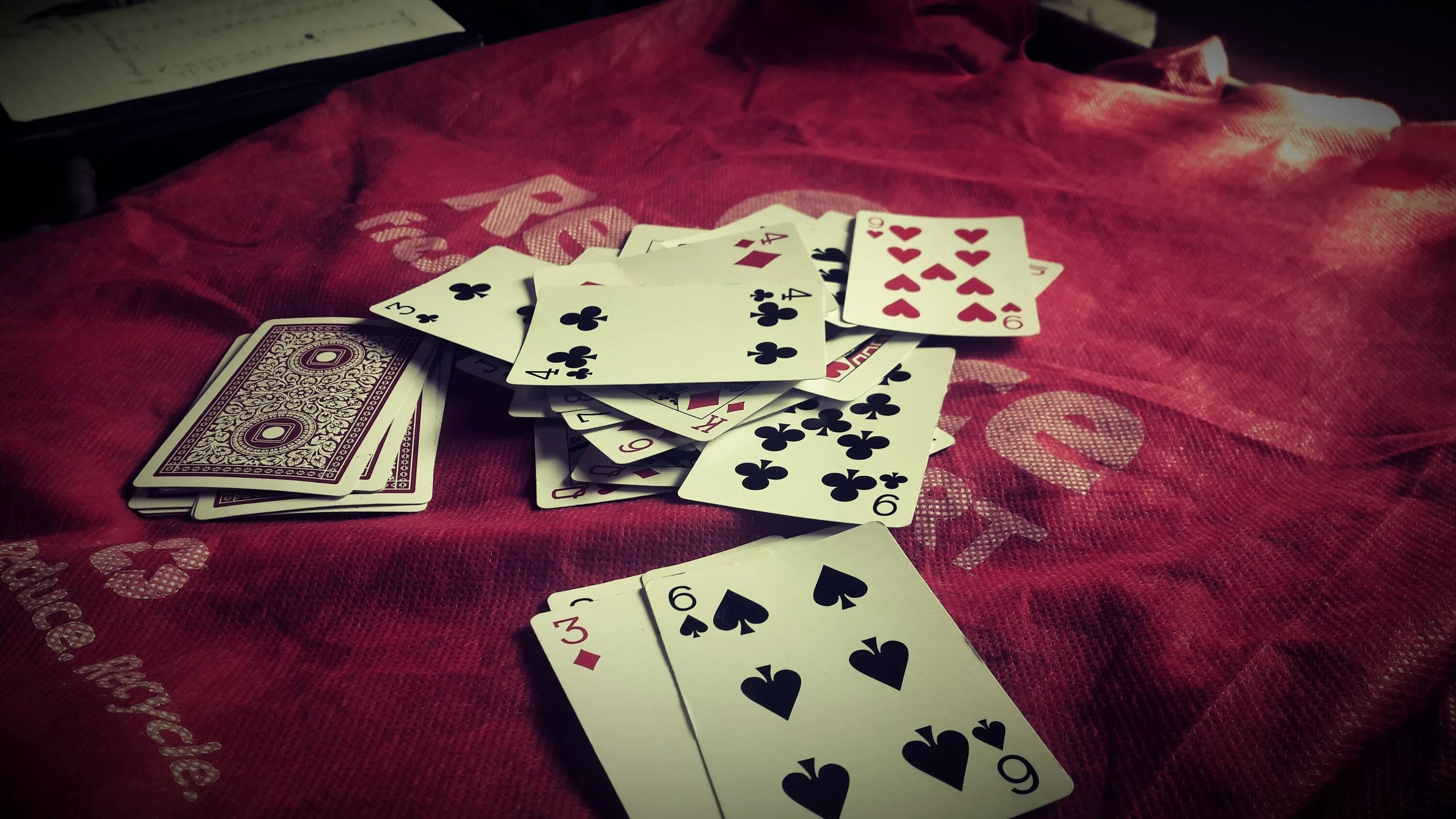 Картинки игр в карты. Игральные карты. Карточный стол. Стол для карточных игр. Азартная карточная игра.