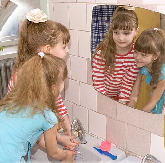 умывание в средней группе. умывание в садике. умывание в детском саду в младшей группе. режимный момент умывание. самообслуживание в детском саду.