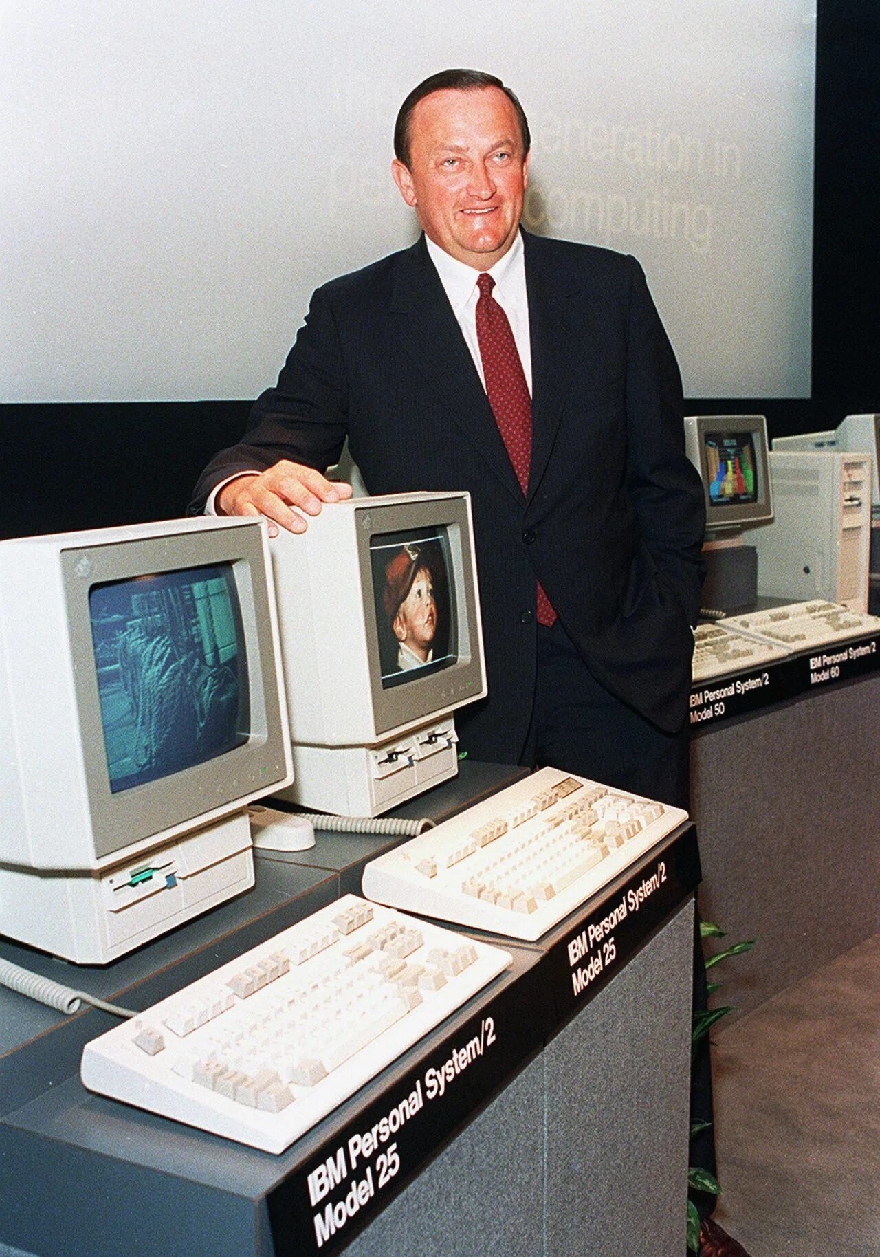Когда и кем был разработан первый компьютер. Первый персональный ibm pc (модель ibm 5150). первый компьютер ibm 1981 создатель. ibm pc 1981 год. ibm pc xt 5150.