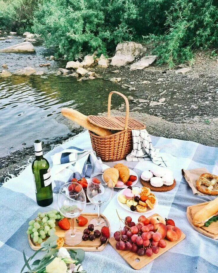 Где можно устроить пикник. Пикник на природе. Пикник у озера. Романтический пикник на природе. Шашлыки на природе.