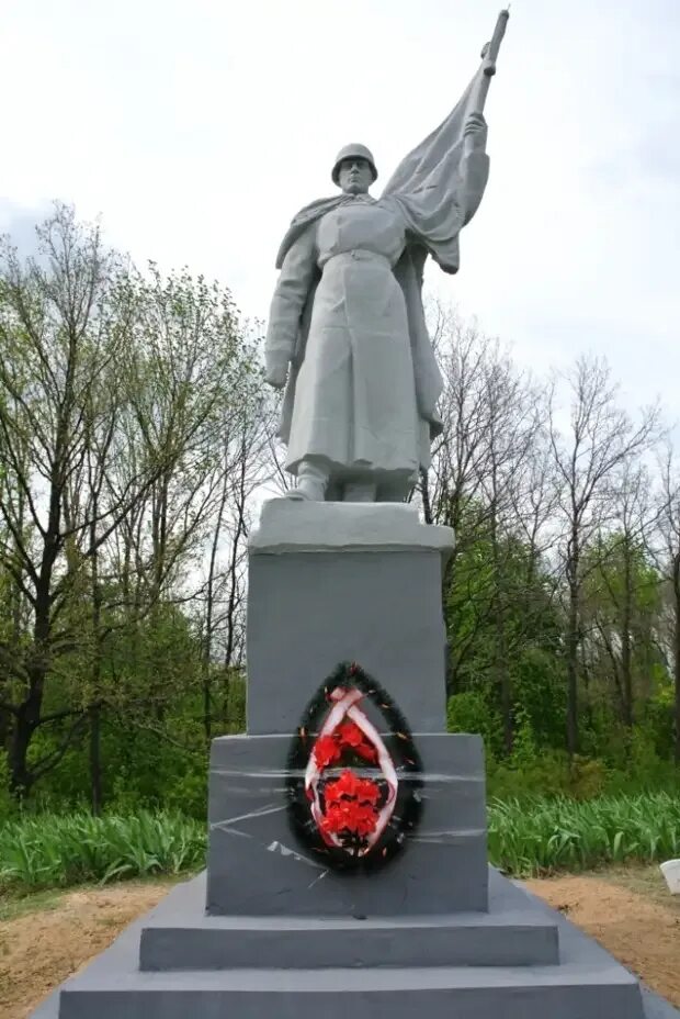 Победа харьковская область. Харьковская область изюминский район памятник. памятник советским солдатам в г. изюм харьковской области украина. изюм харьковская область памятники вов. монумент в изюме харьковской области.