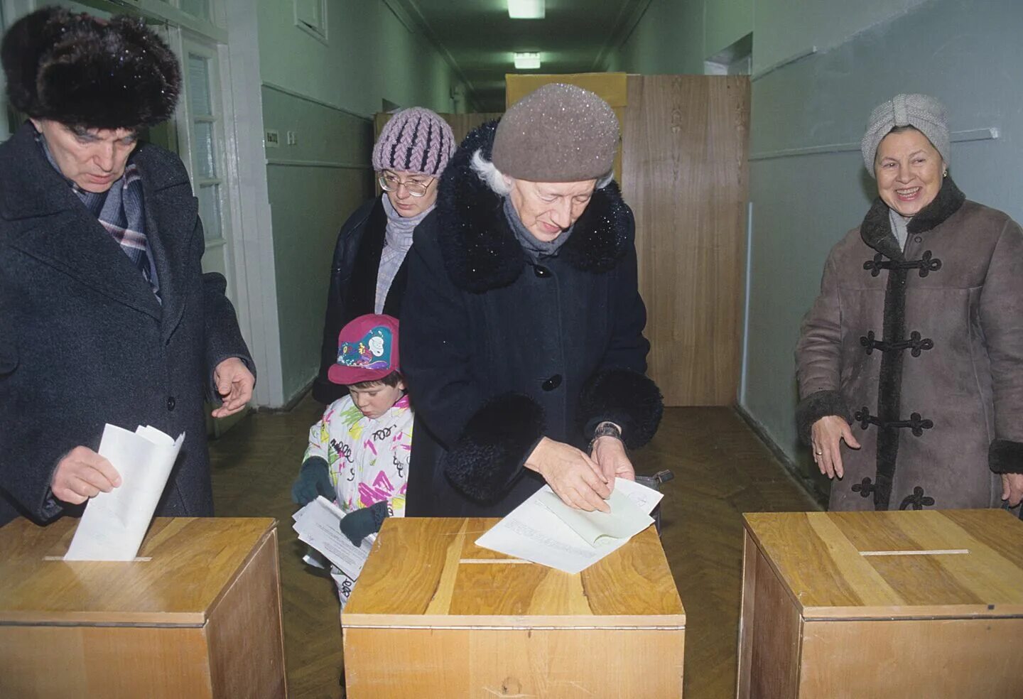 Выборы в 12 школе. Выборы 12 декабря 1993 года. Голосование 12 декабря 1993 года. Выборы в государственную Думу 1993. Выборы 12 декабря 1993 года фото.