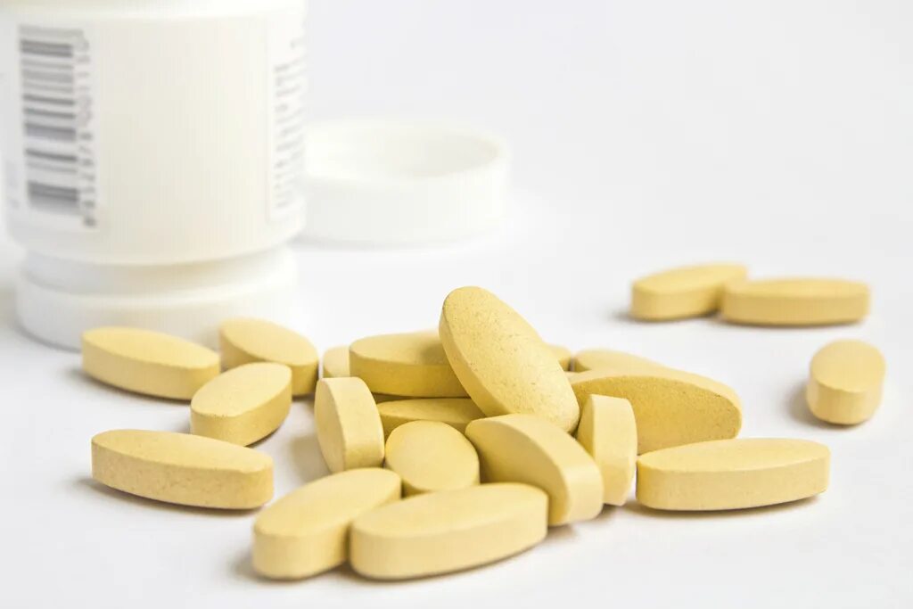 Таблетка бол. Желтые таблетки. Желтые овальные таблетки. Антибиотик желтые таблетки. Желтые вытянутые таблетки.