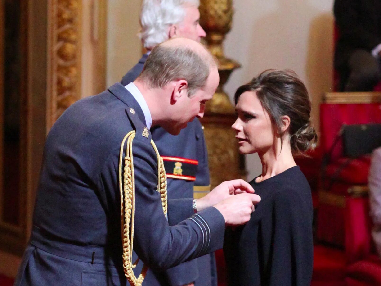 Орден британской империи вручение. Командор ордена британской империи (cbe). Орден британской империи бекхэм дэвид. Командор принц чарльз. Кавалер британской империи.