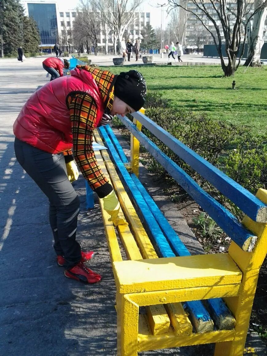 Маляр покрасил в парке 6 скамеек