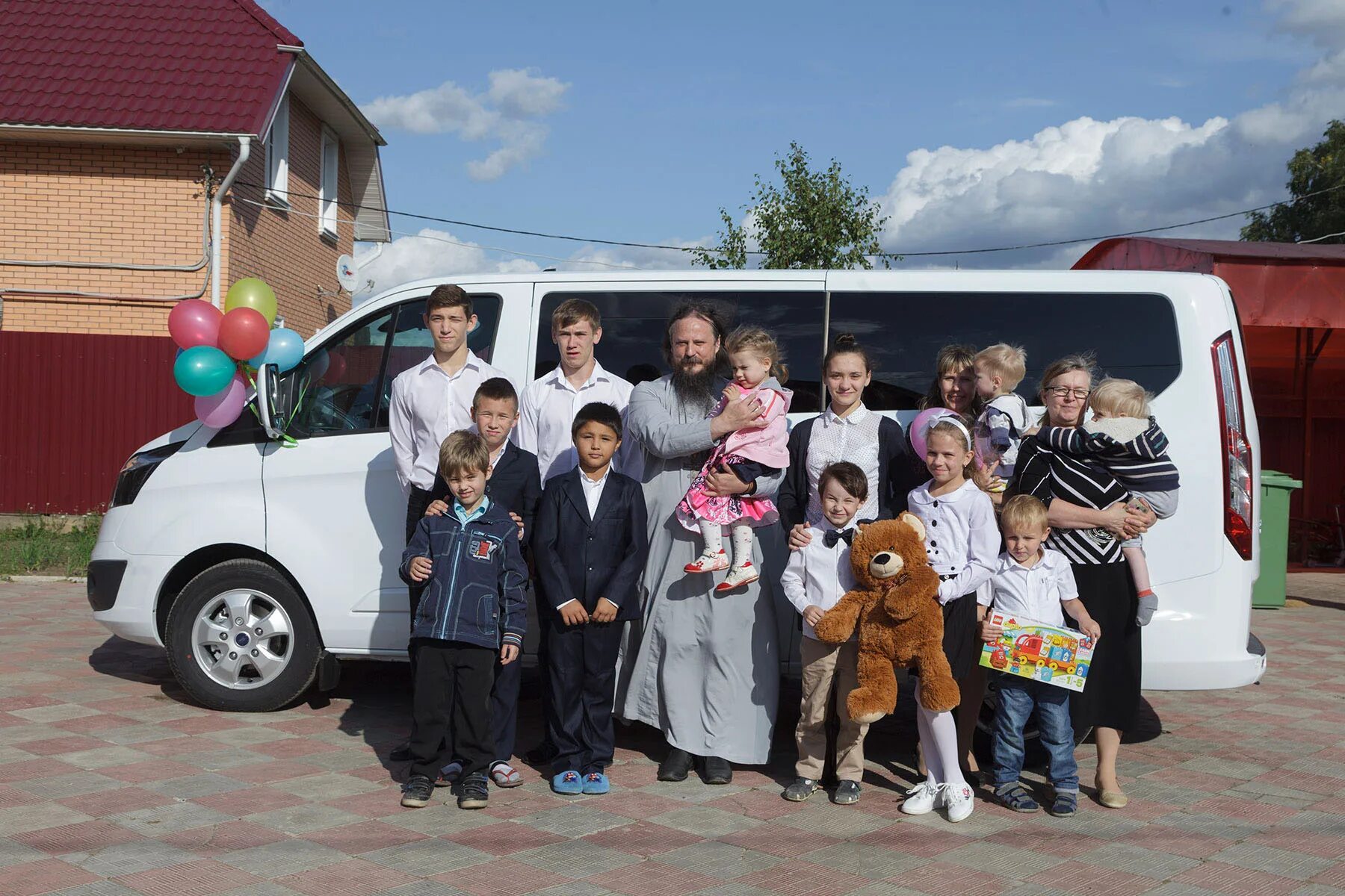 Семейный автомобиль для многодетных 2024. Микроавтобус для многодетной семьи. Многодетная семья. Микроавтобуса многодетным. Автомобиль для многодетных.