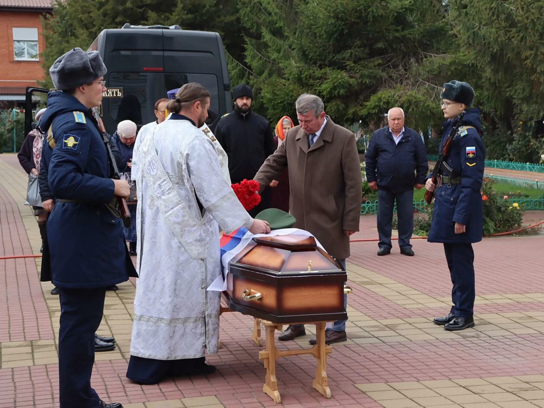 Похороны военнослужащего. Батайск похороны солдата. Прощание фото.