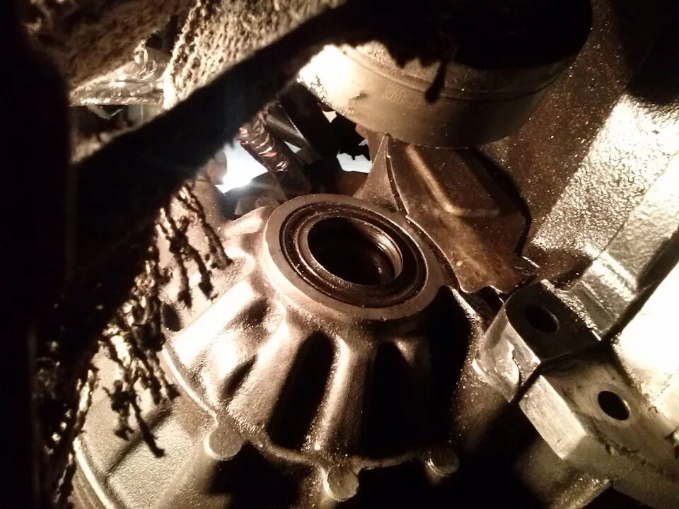 Сальник в мкпп f17. Сальник привода кпп vw passat b5. Замена сальника на фольксваген. Сальник кпп пассат б3. Vw passat b6 мкпп сальник левого привода.