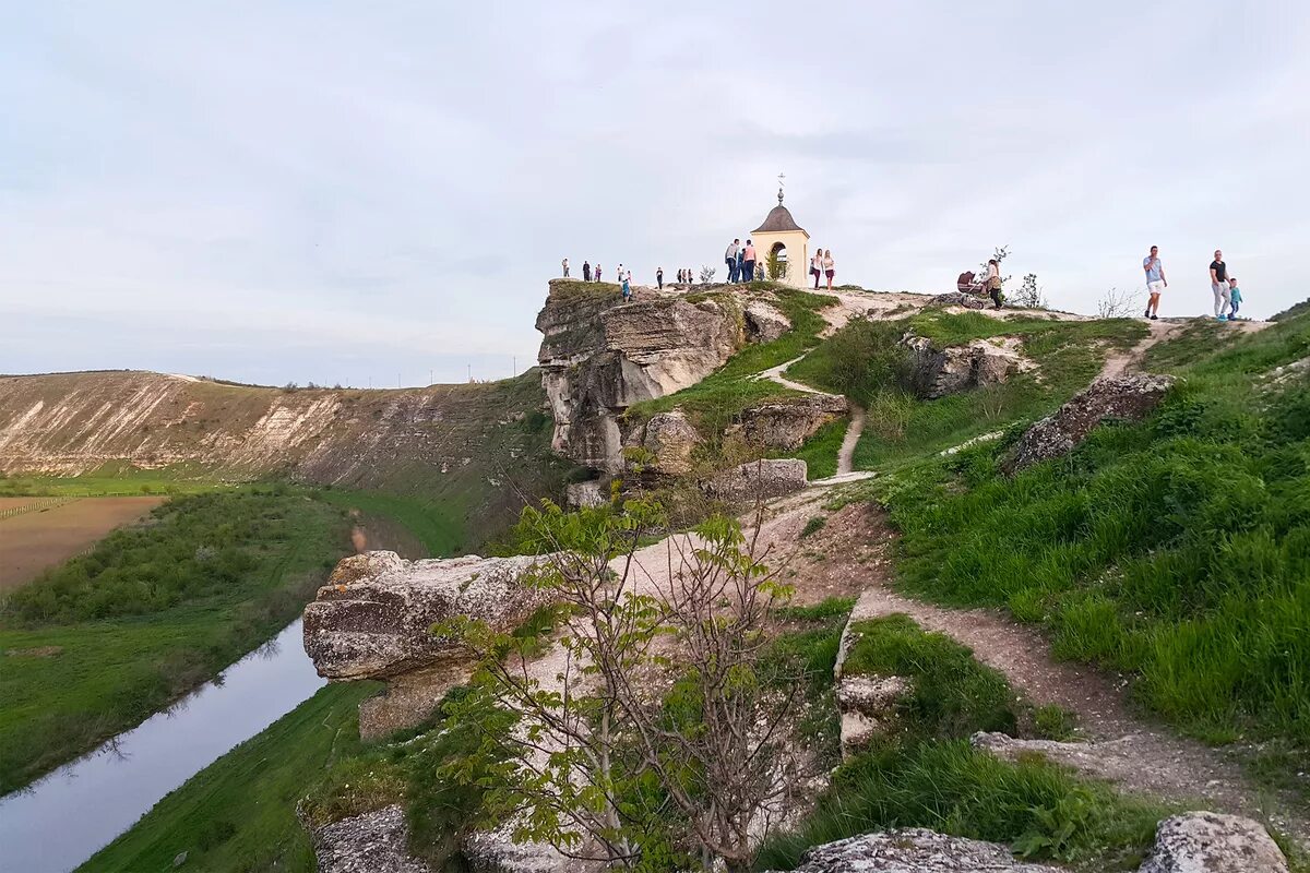 Молдова каймановы. Монастырь Орхей Векь. Орхей Векь Молдова. Монастырь старый Орхей Молдова. Orheiul vechi Молдова.