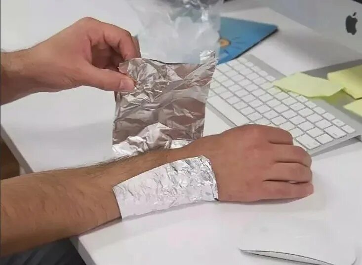 лечение фольгой. алюминиевая фольга для здоровья. лечение алюминиевой фольгой суставов. оборачивание суставов фольгой. аллюминииевая фольга жля су.