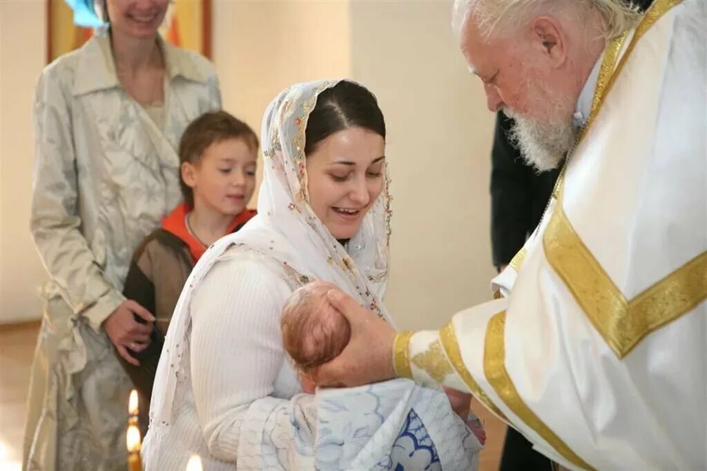 Крещение ребенка. С Крещением крестная. Крещение мальчика. Крестная на крещении ребенка. Может ли быть два крестных