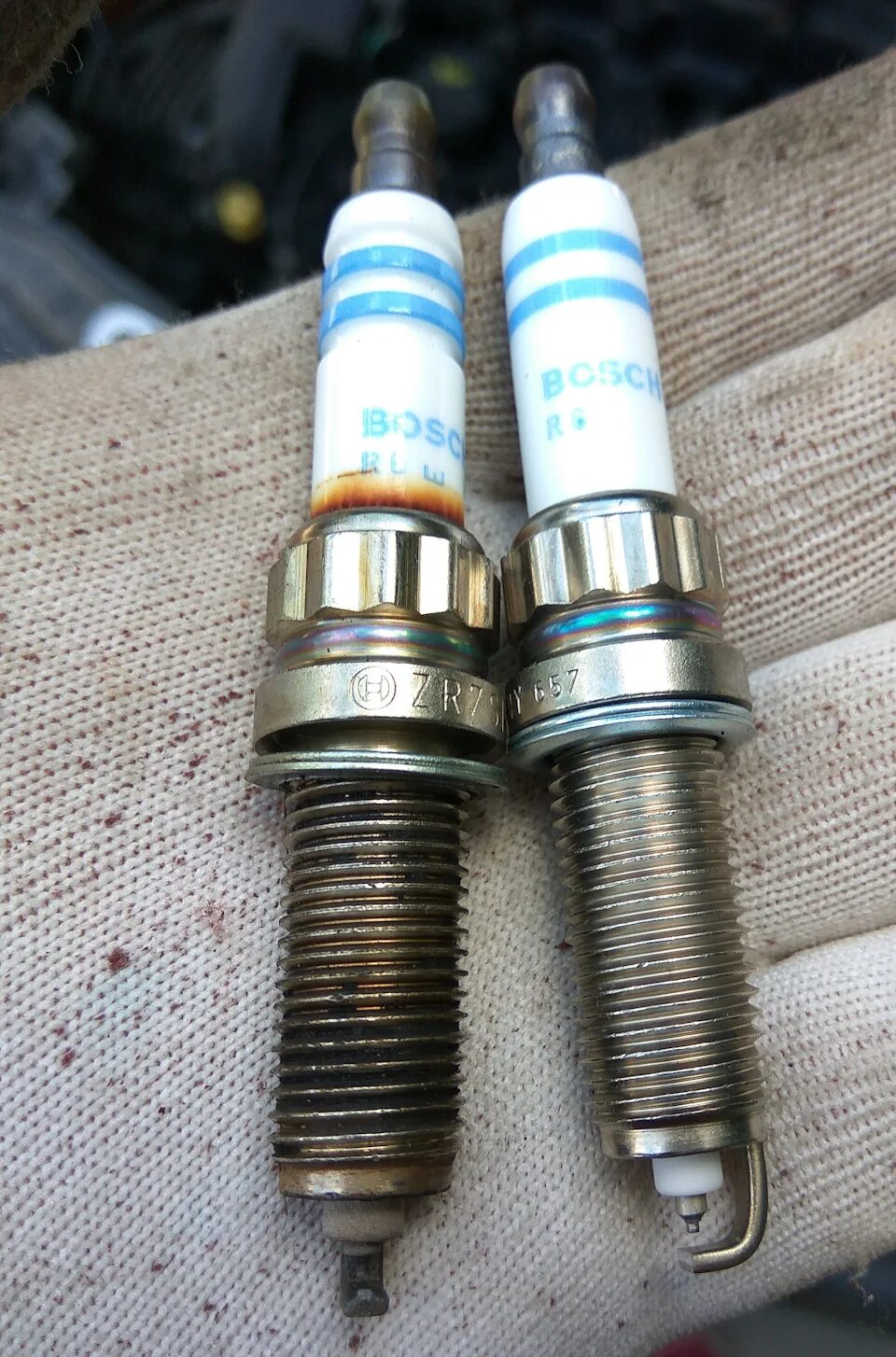 Peugeot 206 свечи. Свечи зажигания для пежо 307. Свечи пежо 1. 2 бензин. Ngk 2667 bkr7eix.