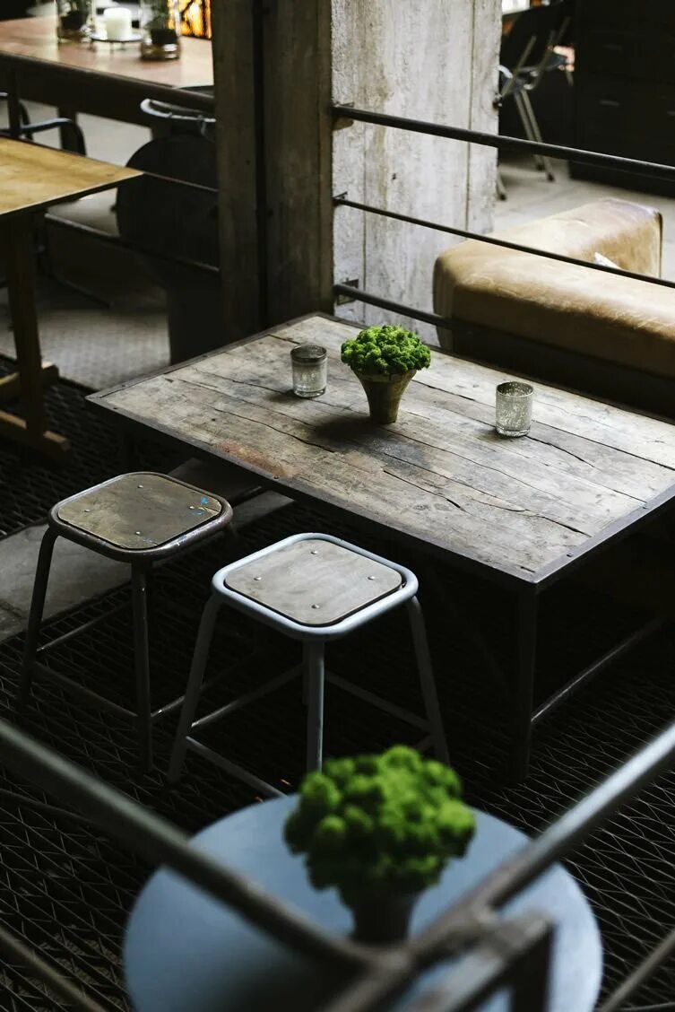Прочитайте текст столики в кафе. Столик в кофейне. Столы для кофейни. Кофе на столе. Столики в кафе интерьер.