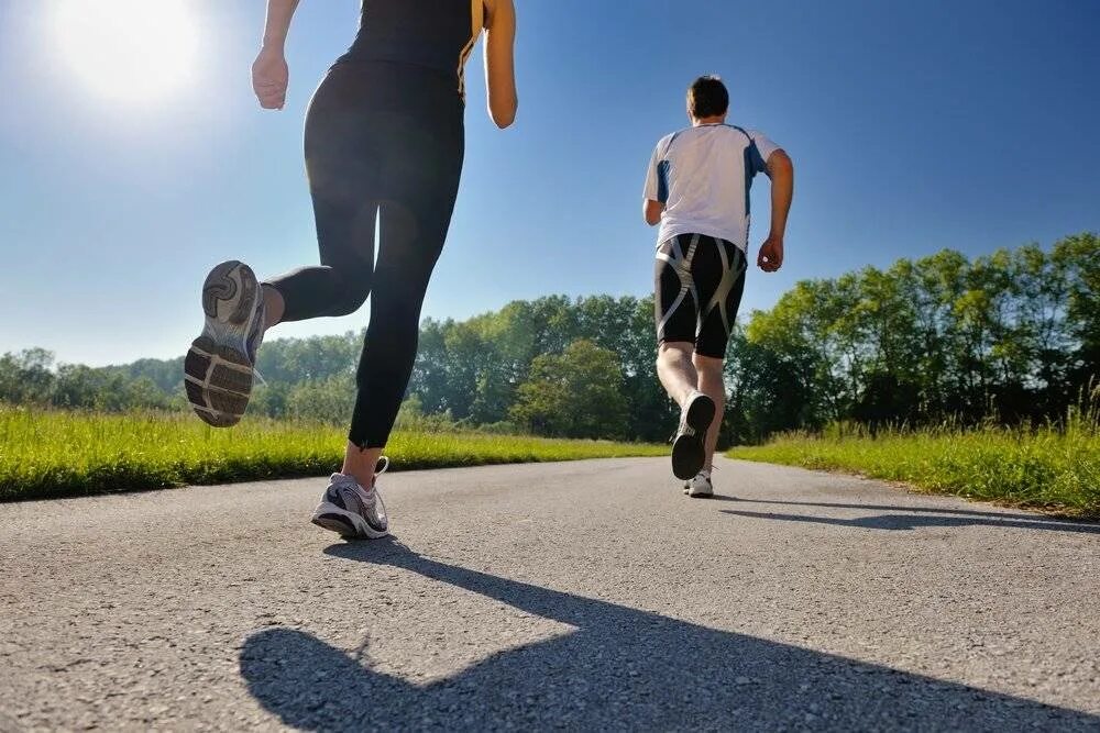 Get up go jogging. Спортивные люди. Занятие спортом. Заниматься спортом. Занятия бегом.