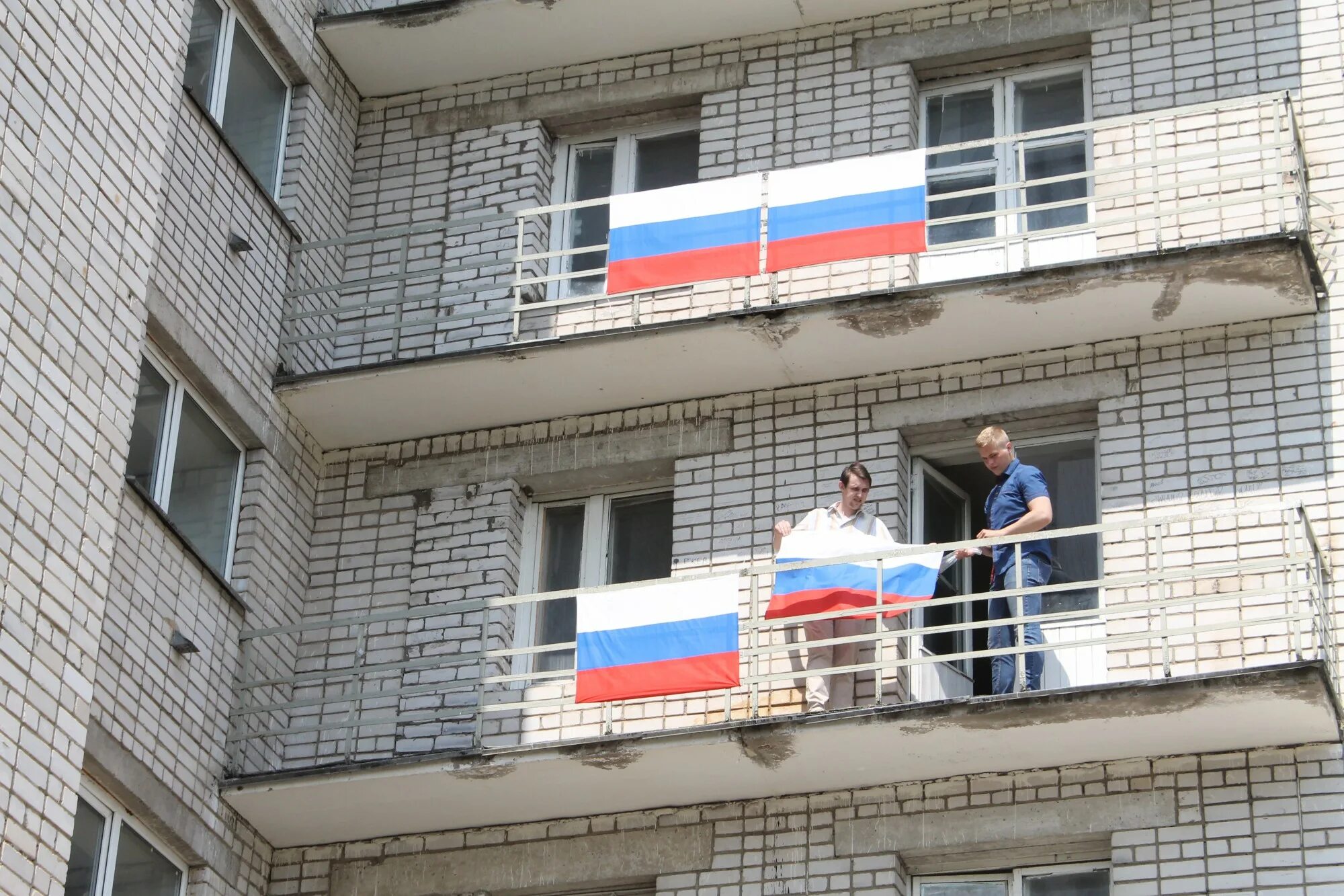 Балкон в общежитии. Флаг России на балконе. Лоджия в общежитии. Общага ТВГТУ Тверь. Балконы в общежитиях