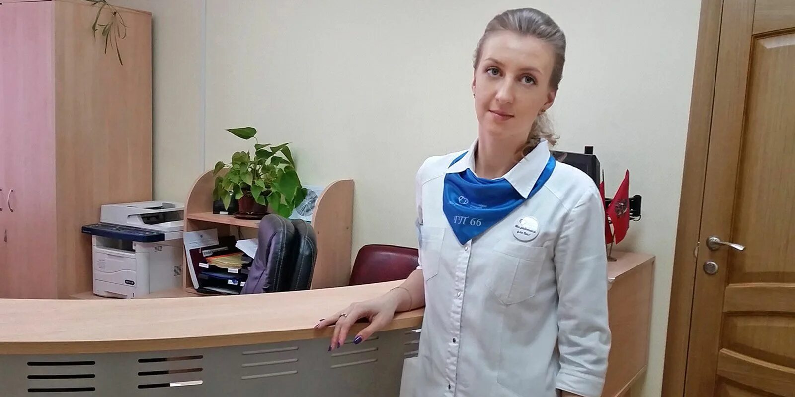 Администратор в больницу. Форма для администратора стоматологии. униформа администратора в стоматологии. форма администратора поликлиники. униформа администратора поликлиники.