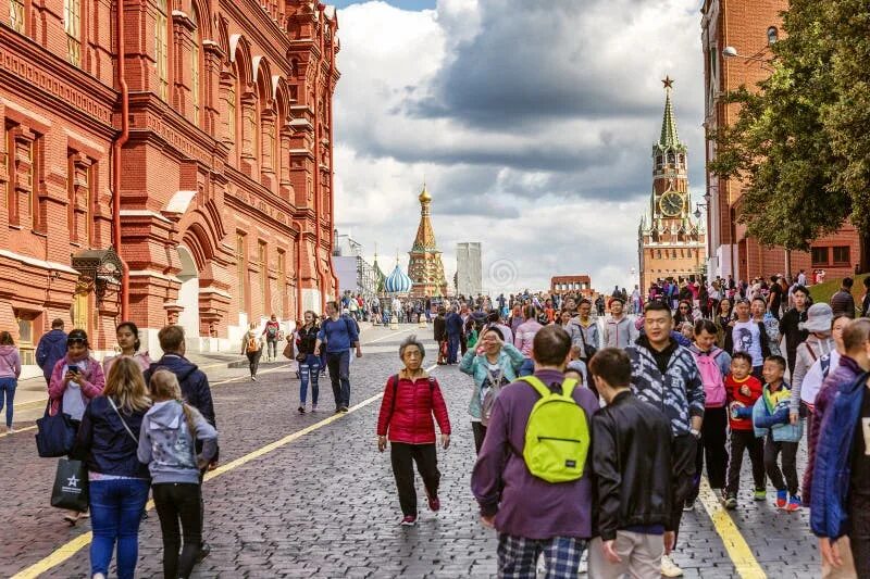Москва 6 где это. Туристы на красной площади. Я гуляю по Москве. Прогулка по красной площади с детьми. Красная площадь обзор для детей.