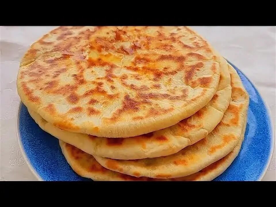 Ленивые хачапури (сырные лепешки). Хачапури на кефире за 10 минут рецепт. Хачапури с сыром на сковороде. Завтрак в тортилье на сковороде. Хачапури за 10 минут на кефире.
