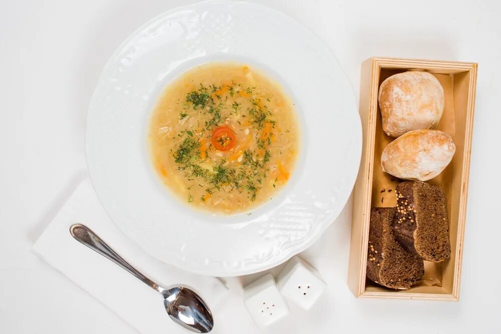 чикен корн суп. солянка ресторанная подача. харчо тайп. рассольник ленинградский. рассольник по деревенски.