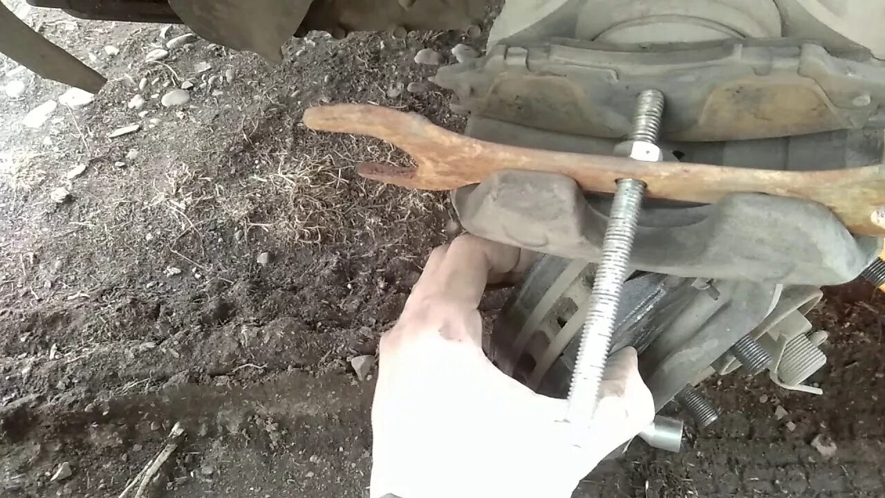 Astra-j 2013 поршень заднего суппорта. Вдавливание поршня заднего суппорта toyota camry v50. Гольф 7 как вдавить тормозной суппорт. Вдавливание поршня заднего суппорта toyota camry v50. Самодельный вдавить поршень суппорта.