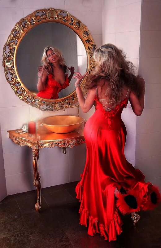 Зеркалить фото. Красивая женщина у зеркала. Фотосессия с зеркалом. Девушка в платье у зеркала. Свет мой зеркальце.
