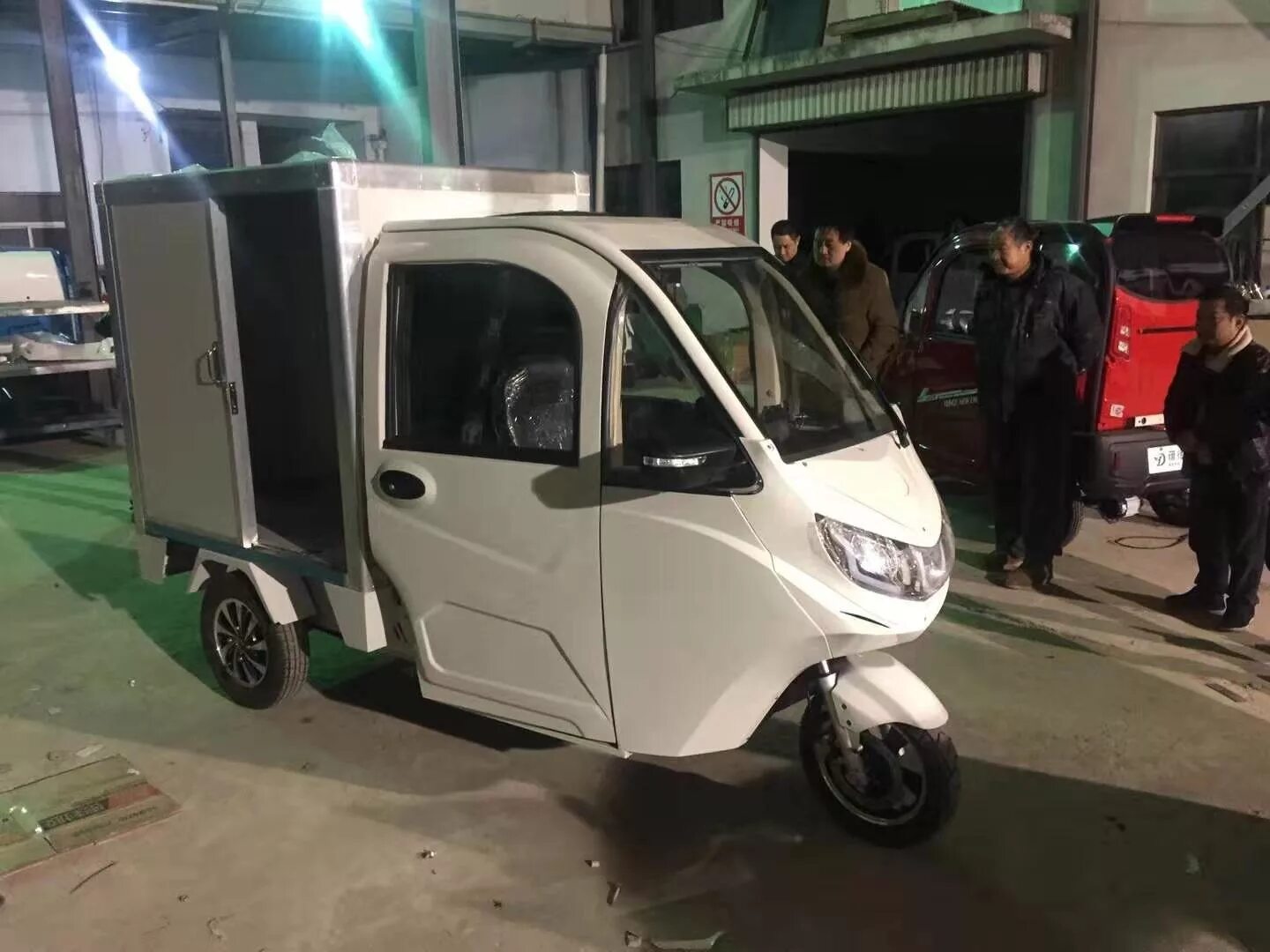 Купить трискутер бензиновый с кабиной. Скутер трицикл Triscooter Avrora 2000w el (ev) с кабиной. Irbis kabarga 200 грузовой трицикл с кабиной. Скутер трицикл Maverick 150cc. Triscooter Maverick бензиновый трицикл с кабиной.